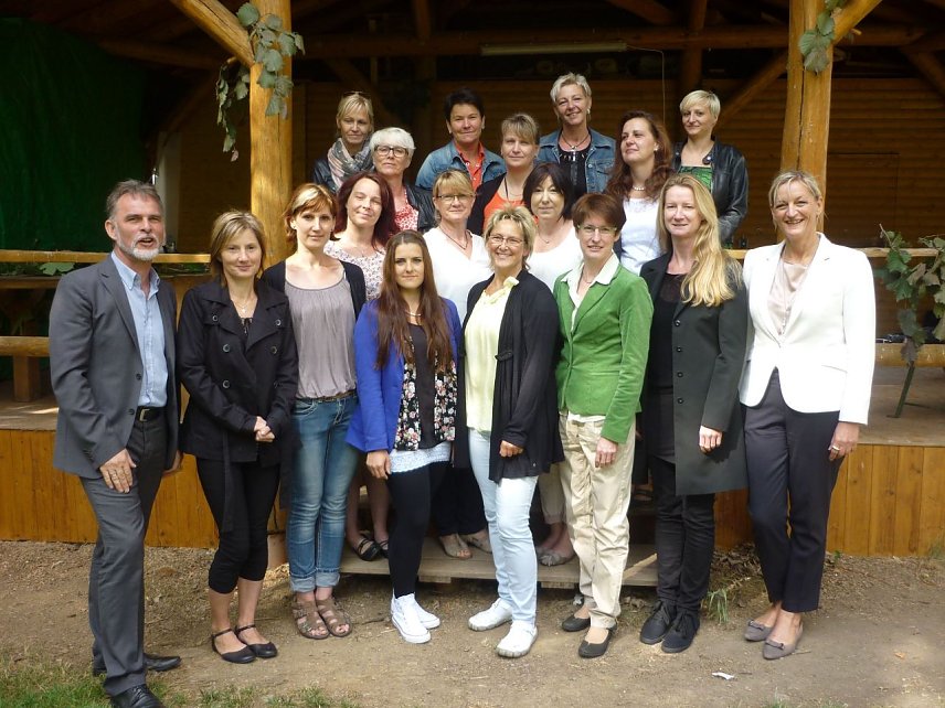 Bild: Gruppenbild der Kursteilnehmerinnen mit Landrat Harald Zanker nach der Zertifikats&uuml;bergabe.