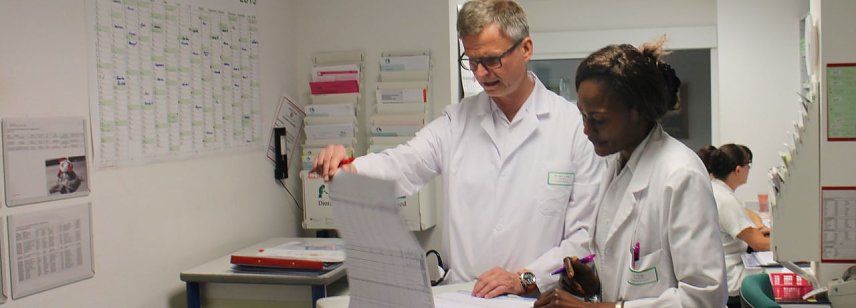 Bild: Der neue Chefarzt auf Station: Dr. med. Andreas Press mit Fach&auml;rztin Dr. Charlotte Fonga