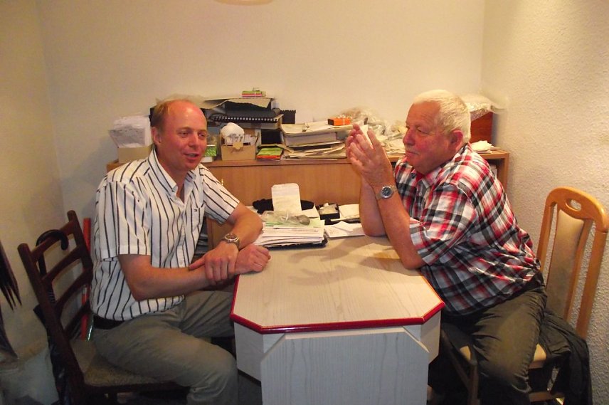 Bild: teffen W&auml;ldrich (links) und Hubert Rein bereiten gemeinsam die Oldtimer-Schau vor.