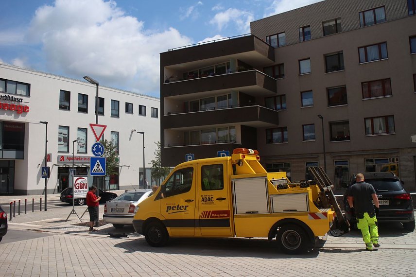 Bild: Neue Parkpl&auml;tze an der Engelsburg - der k&uuml;rzeste Weg ist der beliebteste, trotz Verboten und Einschr&auml;nkungen