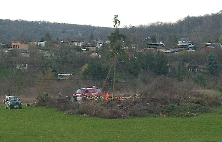 Bild: Aufbau Osterfeuer