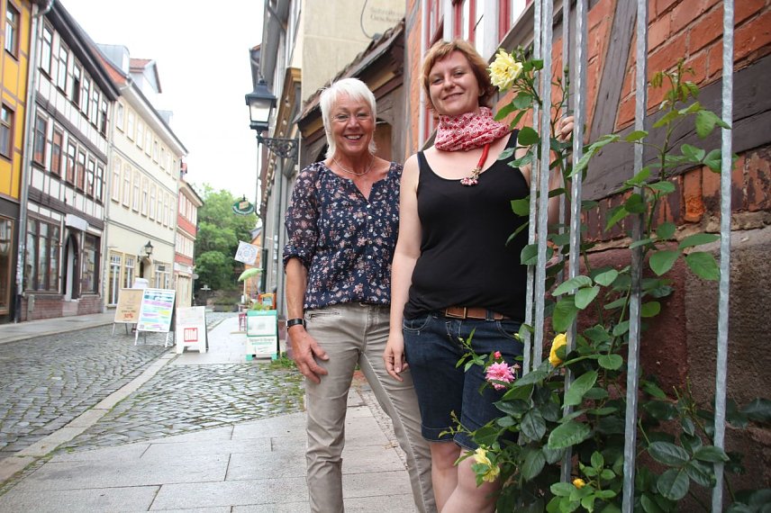 Bild: Ruth Hagene und Stephanie Tiepelmann-Halm (v.l.n.r.) danken und  freuen sich, dass die im vorigen November gepflanzten Rosen von der Kreativen Altstadtgruppe nun zum ersten Mal bl&uuml;hen