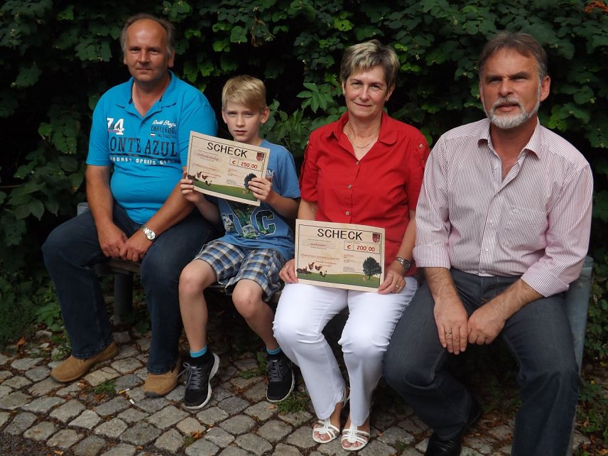 Bild: (v.l.) Holm Pfingst mit Enkel Lukas, Monika Schmidt und Landrat Harald Zanker bei der Scheck&uuml;bergabe.
