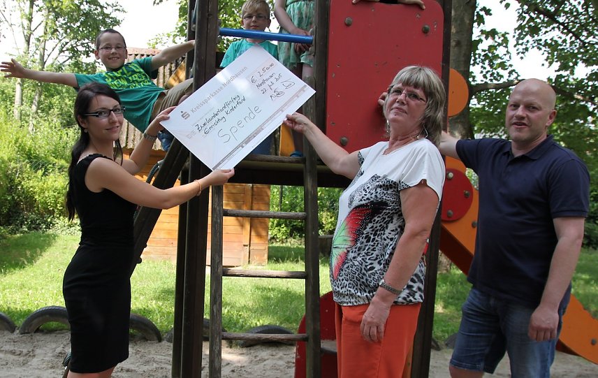 Bild: v.l.: Die Kinder Derrick (9) und Jorikko (8); Nicole Bockler und Simone Krause (SINOI) und Thomas Schulz (Leiter Kinderland)
