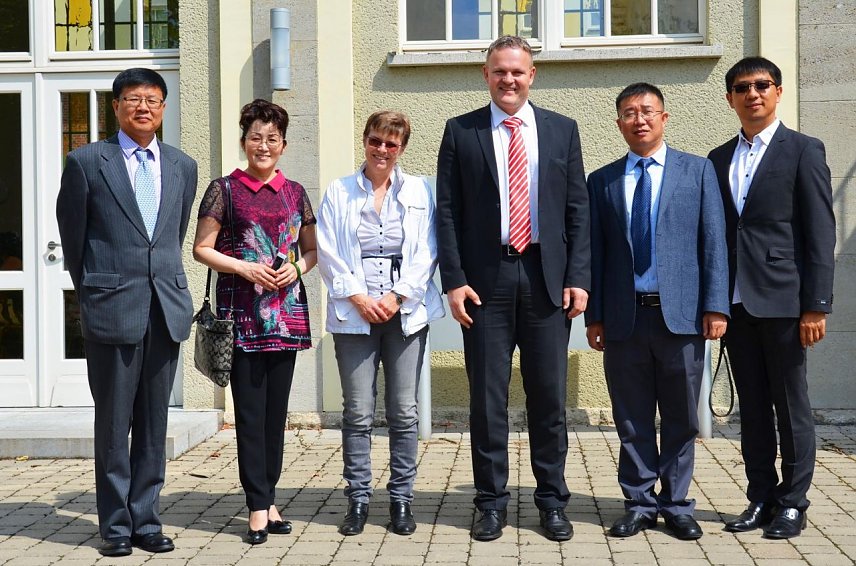 Bild: Vertreter der Hebei University of Technology in China sowie Hochschulpr&auml;sident Prof. Dr. J&ouml;rg Wagner und die Studiendekanin des Studiengangs Umwelt- und Recyclingtechnik Prof. Dr. rer. nat. Uta Breuer an der Hochschule Nordhausen