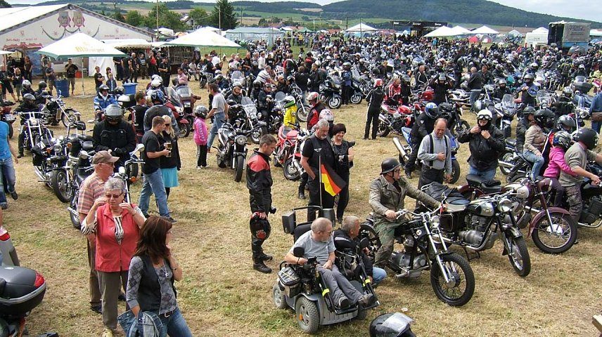 Bild: Seit 25 Jahren ist das Fest f&uuml;r viele G&auml;ste ein fester Bestandteil ihrer j&auml;hrlichen Urlaubsplanung geworden und Oechsen, wird f&uuml;r einige Tage zum Mittelpunkt der Biker aus nah und fern. 