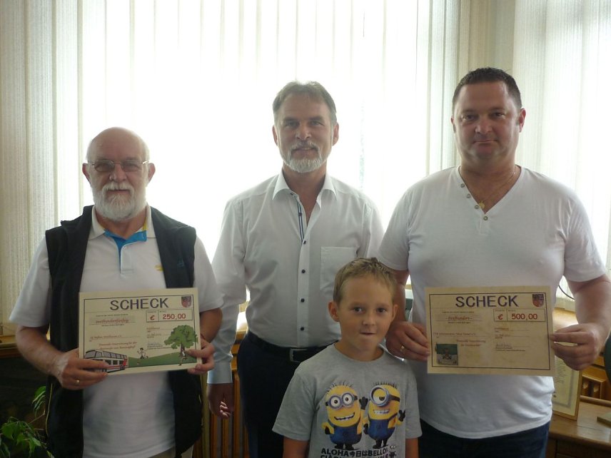Bild: (v.l.) Dieter Elbert, Landrat Harald Zanker und Detlef Gaidzik gemeinsam mit seinem Sohn, bei der &Uuml;bergabe der Schecks.