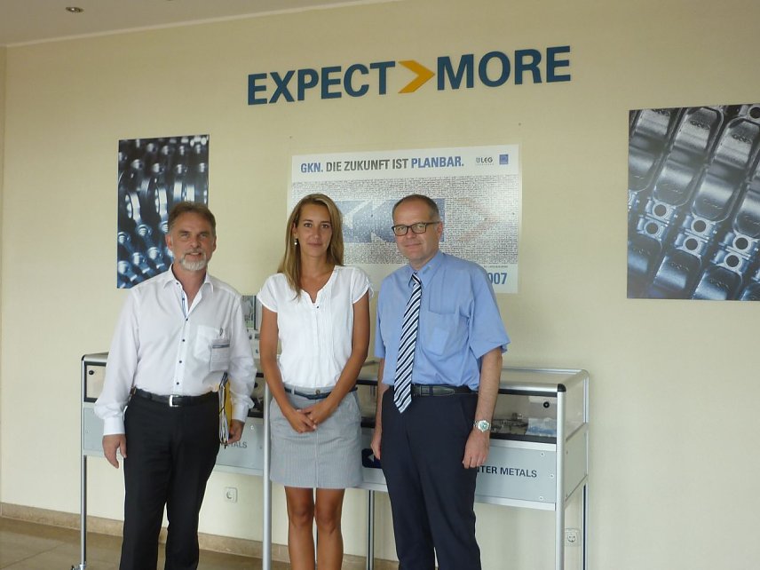 Bild: Landrat Harald Zanker, Rebecca Wei&szlig;enborn und Christoph Pauly (beide GKN Sinter Metals GmbH) im Eingangsbereich der Produktionsst&auml;tte in Bad Langensalza.