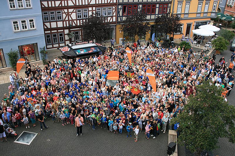 Bild: Auf dem Marktplatz haben sich hunderte Menschen f&uuml;r das Gruppenfoto versammelt.