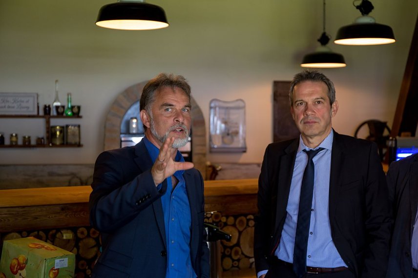 Bild: (v.l.) Landrat Harald Zanker mit Staatssekret&auml;r Georg Maier im Kirchheilinger &Ouml;bsterst&uuml;bchen im Gespr&auml;ch. 