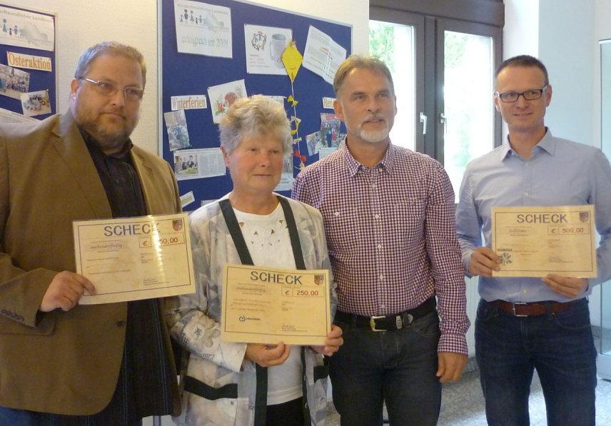 Bild:  Uwe Ha&szlig;kerl, Wilhelmine Brosch, Landrat Harald Zanker und Torsten Gr&auml;bed&uuml;nkel nach der Scheck&uuml;bergabe.