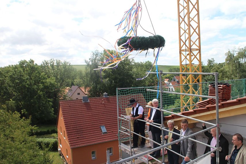 Bild: Gut einem Monat nach der Grundsteinlegung konnte heute am Stephanus Haus in G&uuml;nzerode Richtfest gefeiert werden