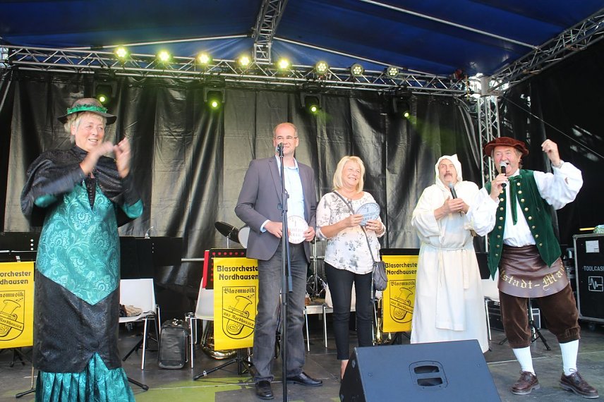 Bild: Er&ouml;ffnet wurde das Nordh&auml;user Altstadtfest durch die Altstadtoriginale sowie Hannelore Haase und Matthias Jendricke