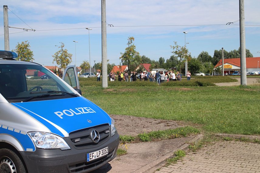 Bild: Rund 30 Menschen versammelten sich zur Kundgebung gegen "kriminelle Einwanderer", so die Polizei
