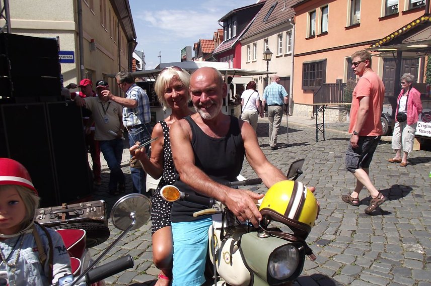 Bild: Dietmar und Edith Junker aus dem Aue-Dorf G&ouml;rsbach waren mit ihrem Habicht gekommen.