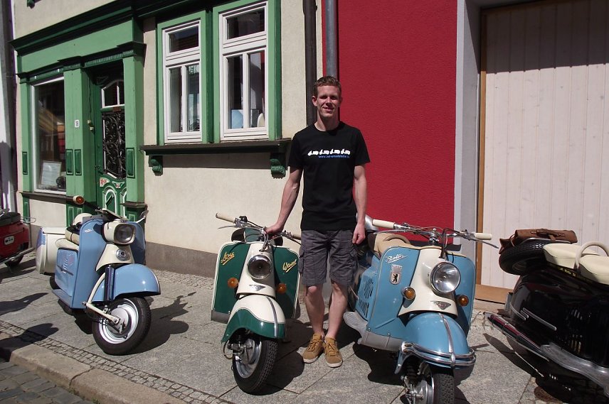 Bild: Andreas Thume, hier neben Wiesel und Berlin-Roller,  will Mitglied im Ost Klassik Klub werden.