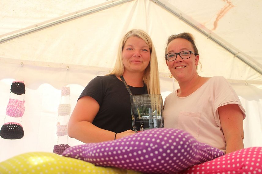 Bild: Der Preis f&uuml;r den beliebtesten Handwerksstand ging an Sina Hillemann und ihre Kollegin