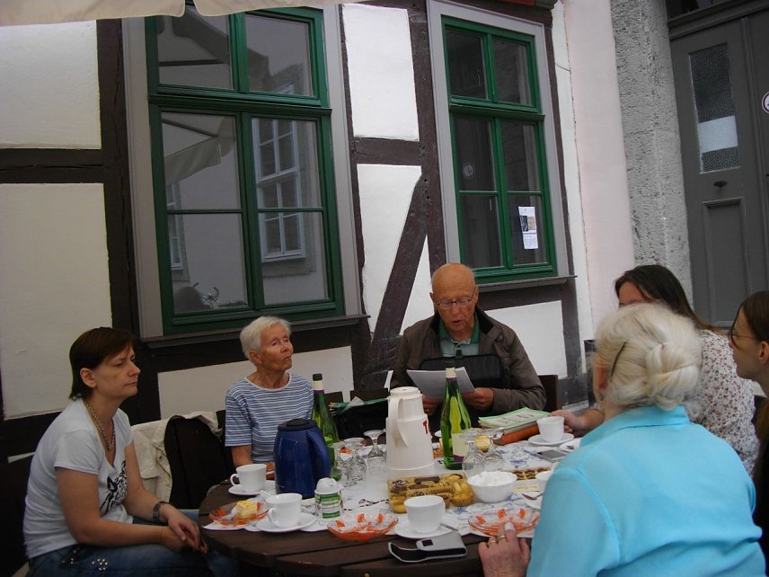 Bild: Bei sch&ouml;nem Wetter ist der Syndikatshof ein guter Ort um Literatur zu genie&szlig;en.