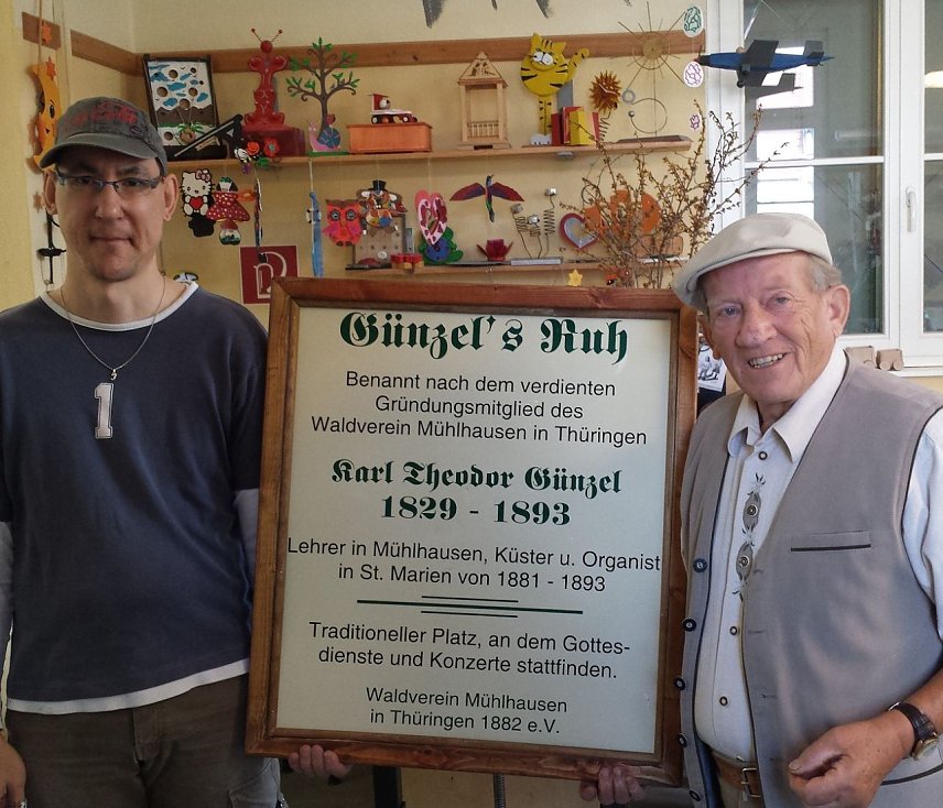 Bild: Erhard Spie&szlig; vom Waldverein M&uuml;hlhausen (rechts im Bild) freute sich &uuml;ber das neue Schild. 