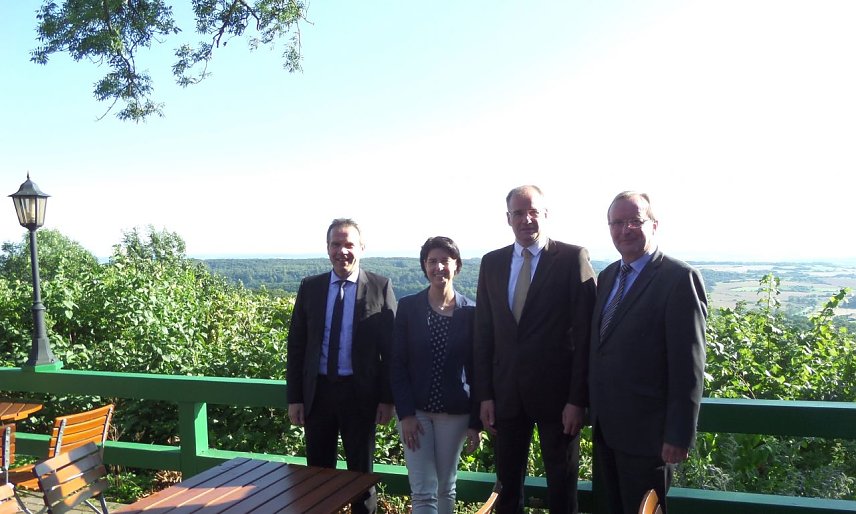 Bild: Georg Maier (SPD), Landrat Mattias Jendricke (SPD), Carola Schmidt und Matthias Wagener auf der Burgruine Hohenstein
