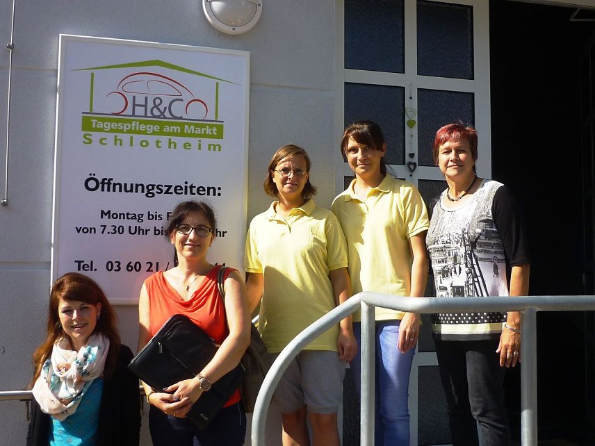 Bild: Theresa Menge (Landratsamt Unstrut-Hainich), Nadine H&ouml;lzel (Jobcenter UHK), Schwester Anja, Pflegedienstleiterin Slavka Bogdahn-Celikel (Tagespflege am Markt) und Melitta Uhlig (Agentur f&uuml;r Arbeit) vor der Einrichtung im Schlotheimer Zentrum. (von links)
