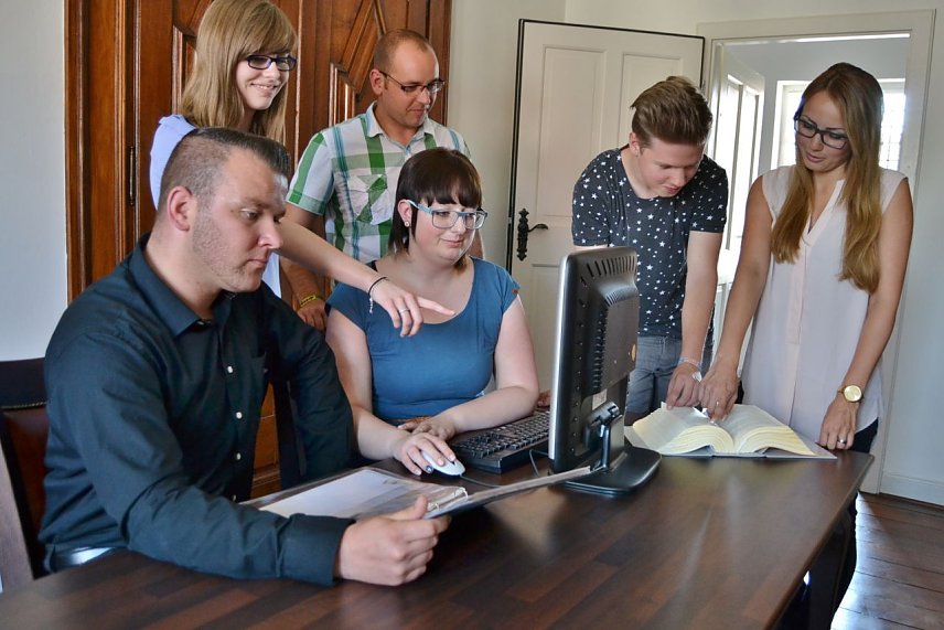 Bild: Daniel Scholz und Franziska Ehrhardt trafen gleich am ersten Tag ihrer Ausbildung in der Stadtverwaltung M&uuml;hlhausen auf die Auszubildenden der vergangenen Jahre.