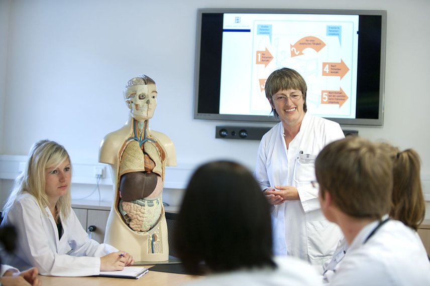 Bild: Chef&auml;rztin Prof. Dr. med. Margarete Borg-von Zepelin ist die PJ-Beauftragte vom Hufeland Klinikum und Ansprechpartnerin f&uuml;r die Studenten im Praktischen Jahr. 