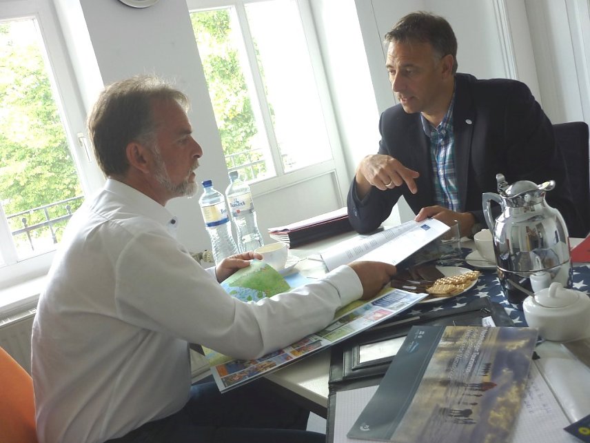 Bild: Landrat Harald Zanker im Gespr&auml;ch mit Frank Ketter, vertretungsberechtigter Gesch&auml;ftsf&uuml;hrer der Nordsee-Tourismus-Service GmbH.