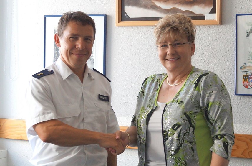 Bild: Landtagsabgeordnete Annette Lehmann traf sich mit dem Leiter der Polizei-Inspektion Unstrut-Hainich Polizeioberrat Thomas Gubert in dessen M&uuml;hlh&auml;user Dienstgeb&auml;ude zu einem Arbeitsgespr&auml;ch. 