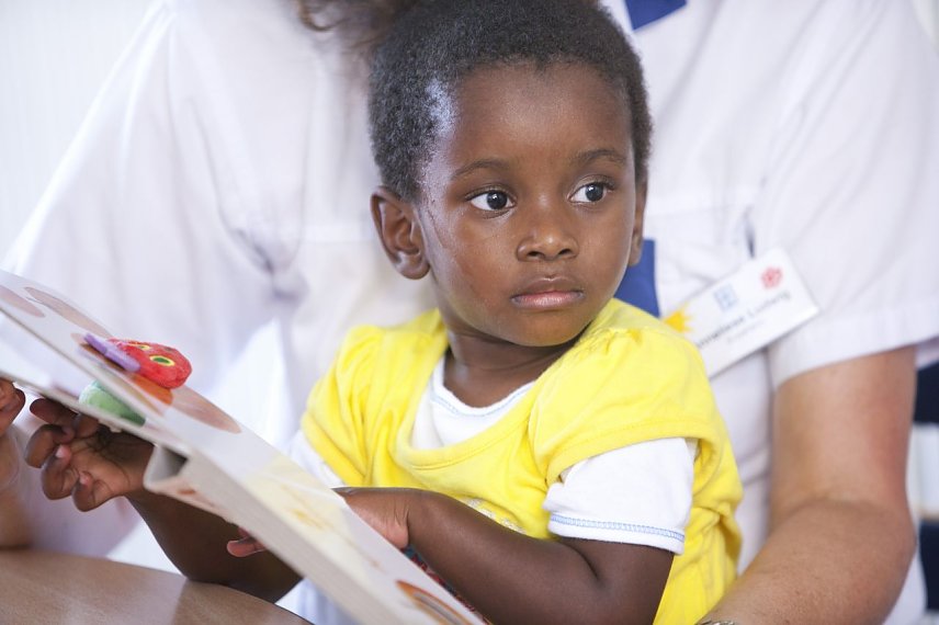 Bild: Das Team der Abteilung f&uuml;r Kinder- und Jugendmedizin des Hufeland Klinikums hat es sich es zur Aufgabe gemacht, sich um die Kinder, welche in ihrem Land nicht die M&ouml;glichkeit einer medizinischen Behandlung haben, f&uuml;rsorglich zu k&uuml;mmern. 