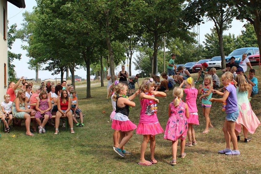 Bild: Mit einem fr&ouml;hlichen Sommerprogramm verabschiedeten sich die Kinder aus der Ferienfreizeit.