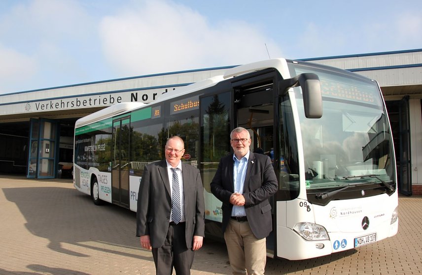 Bild: Thorsten Schwarz und Stefan N&uuml;&szlig;le vor einem Bus der Verkehrsbetriebe