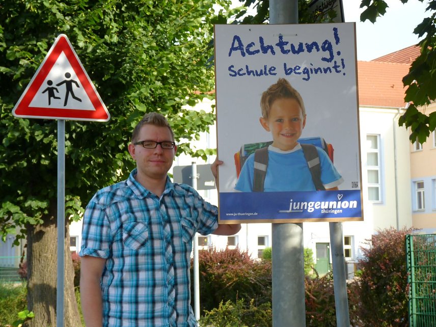 Bild: Chris Schr&ouml;der von der Jungen Union Nordhausen plakatiert f&uuml;r sichere Schulwege