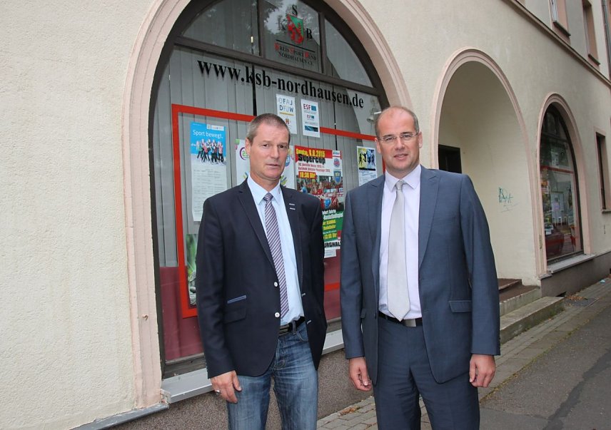 Bild: Andreas Meyer, Gesch&auml;ftsf&uuml;hrer des Kreissportbundes und Landrat Matthias Jendricke.   