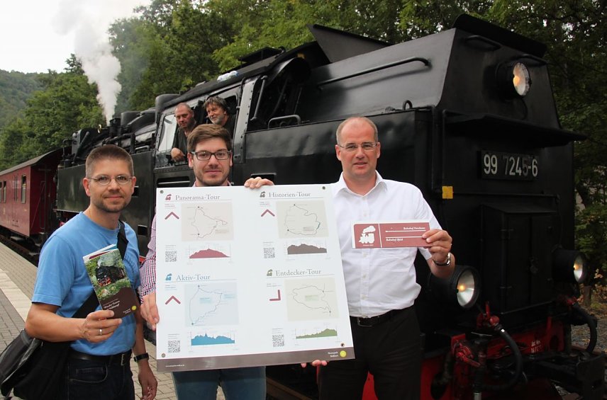 Bild: Andr&eacute; Richter und Christian Schelauske vom Naturpark S&uuml;dharz und Landrat Matthias Jendricke