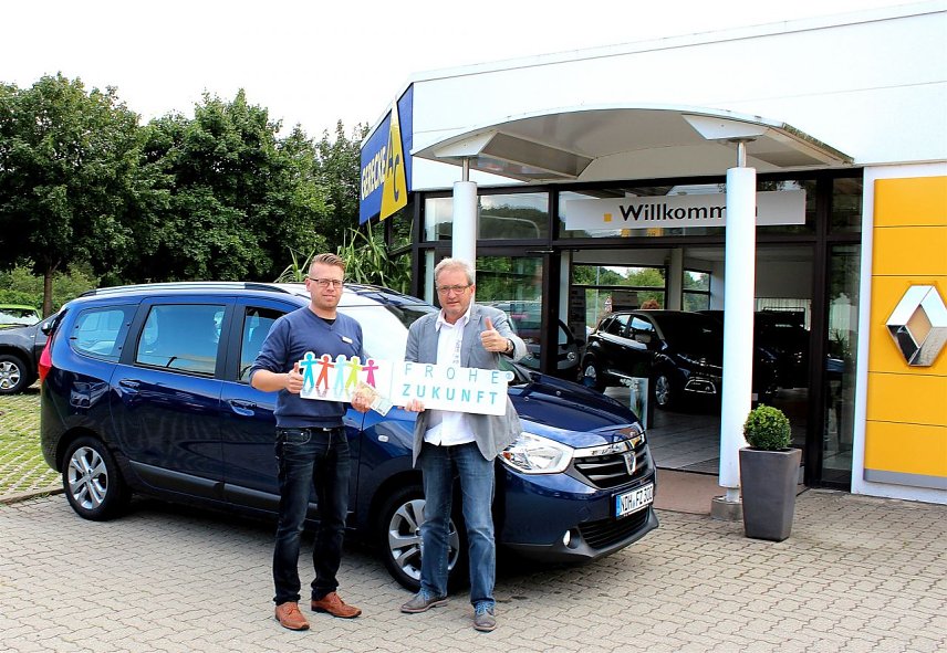Bild: Heute wurde es im Autohaus Gerecke in Ilfeld offiziell. Eine Spende in H&ouml;he von 250 Euro wurde an den Gesch&auml;ftsf&uuml;hrer des Frohe Zukunft Nordhausen  durch den Inhaber des Autohauses, Herrn Ulf-Heinrich Gerecke pers&ouml;nlich &uuml;bergeben