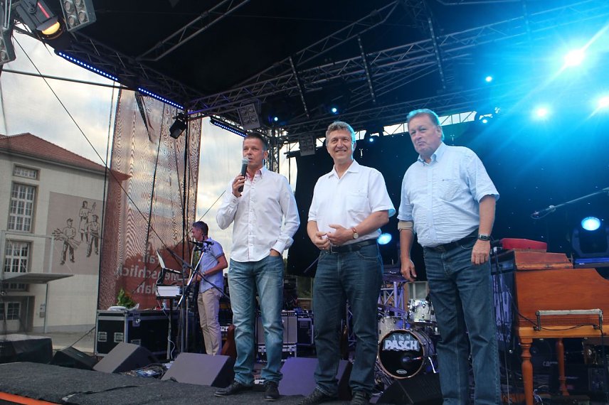 Bild: Jens Eisenschmidt, Oberb&uuml;rgermeister Zeh und Peter Winsel, Gesch&auml;ftsf&uuml;hrer von Wippertaler Getr&auml;nke, er&ouml;ffneten das Lichterfest