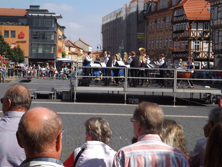 Bild: Das Jugendblasorchester Kammerforst spielte zum Auftakt der gro&szlig;en Musikschau auf dem Untermarkt.