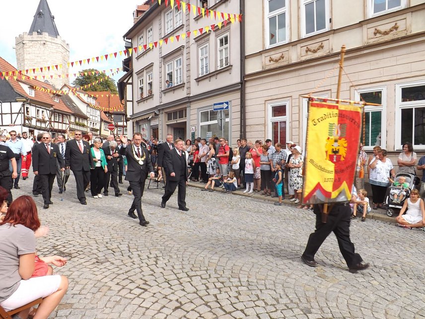 Bild: Die Ehreng&auml;ste an der Spitze des Umzuges.