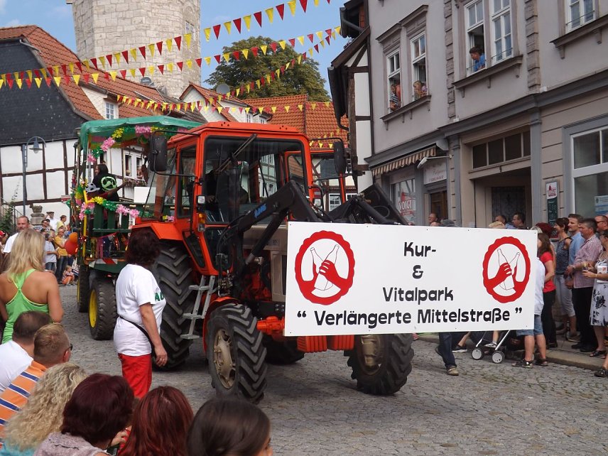 Bild: Die Kirmesgemeinde Mittelstra&szlig;e macht auf den neuen Standort aufmerksam.