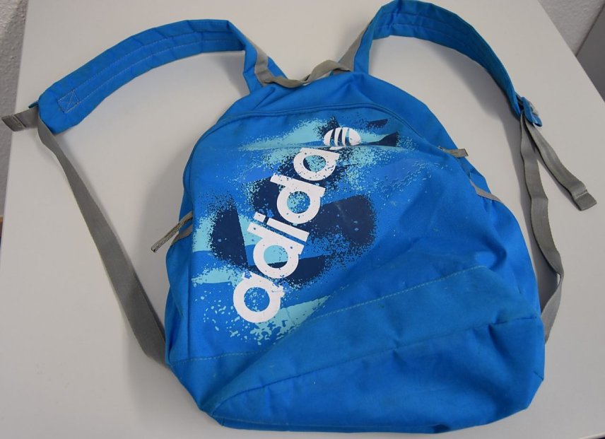 Bild: Eine Verk&auml;uferin entriss einem der jungen R&auml;uber diesen Rucksack