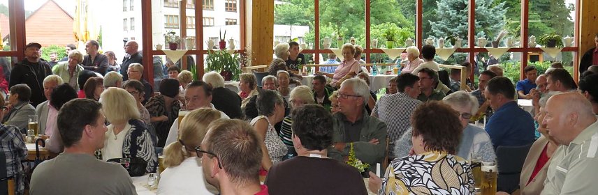 Bild: Das &uuml;berf&uuml;llte Haus des Gastes. Im Hintergrund die Schule