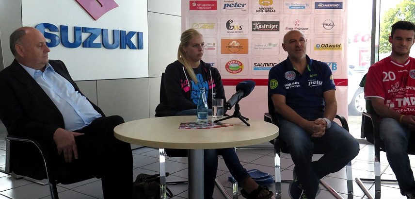 Bild: Pressekonferenz im Autohaus