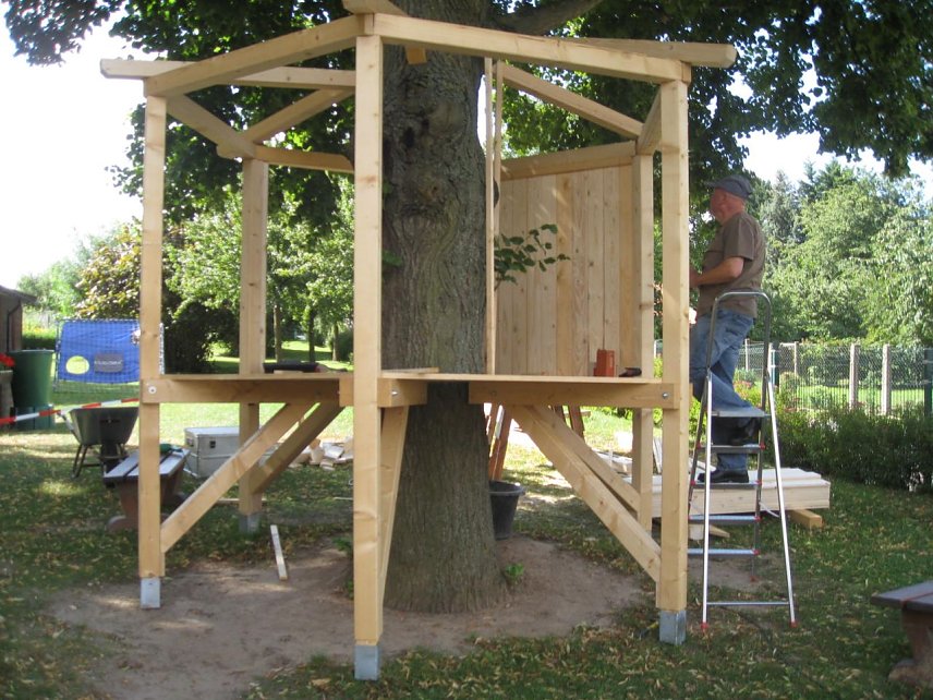 Bild: Nach langer Zeit wurde heute das "Baumhaus" an die Kinder der Leimbacher Must&ouml;ppchen &uuml;bergeben