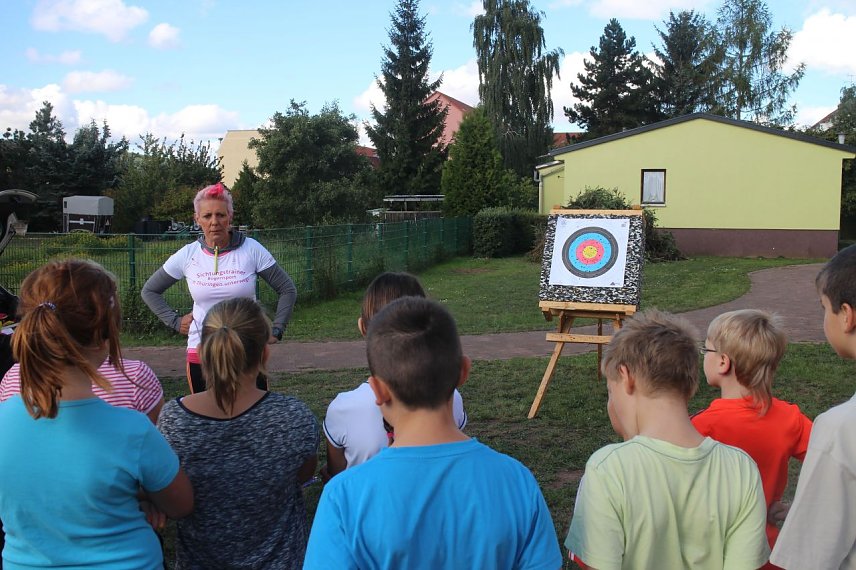 Bild: Nachwuchswerbung mit Pfeil und Bogen. Stefanie Prause zeigte den Klassen der Geschwister Scholl Schule in Heringen wie man mit dem Bogen richtig umgeht