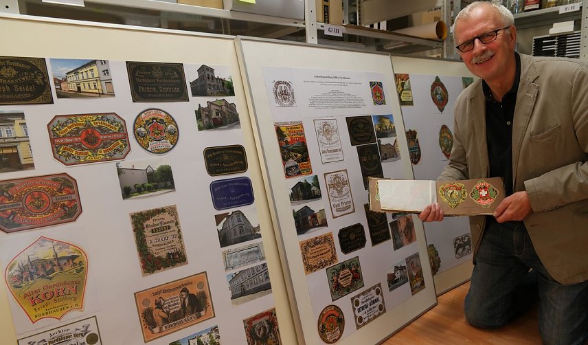 Bild: Jochen Einenckel an den Ausstellungstafeln
