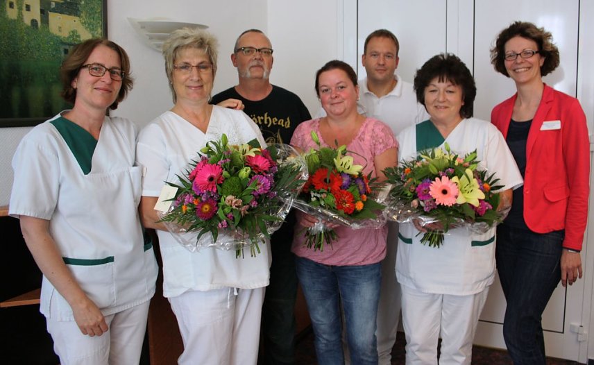 Bild: Das Fachkrankenhaus f&uuml;r Orthop&auml;die hat vor Kurzem im Rahmen einer kleinen Feier acht Mitarbeiter gew&uuml;rdigt. Anlass war deren 25- beziehungsweise 40-j&auml;hrige Besch&auml;ftigung in der Bleicher&ouml;der Klinik