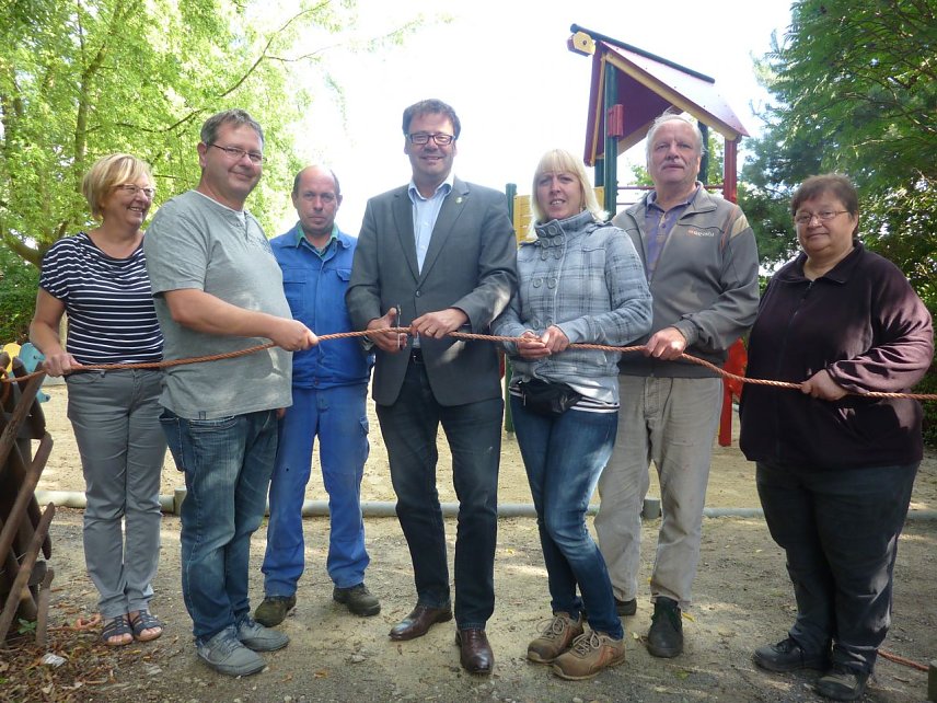 Bild: Bleicherodes B&uuml;rgermeister Frank Rostek und Sachgebietsleiterin Christine Bernkurth, aus den H&auml;nden von Thomas Apitius, St&uuml;tzpunktleiter des HORIZONT konnten den in Ordnung gebrachten Spielplatz &uuml;bernehmen