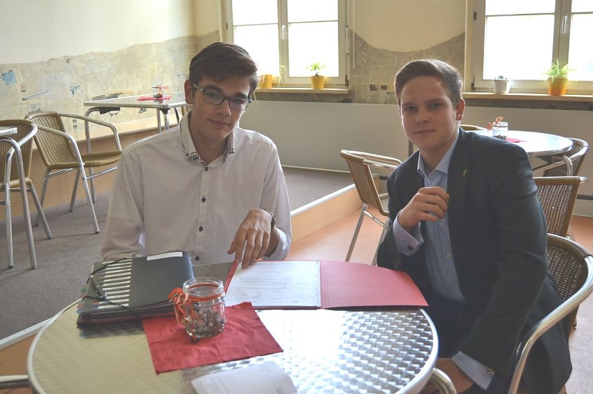 Bild: Bildunterschrift: Vorsitzender Michael Mieth (rechts) und Stellvertreter Eric Meyer vertreten zu den Feierlichkeiten zum Tag der Deutschen Einheit vom 2. bis 4. Oktober das M&uuml;hlh&auml;user Sch&uuml;lerparlament, das Tilesius-Gymnasium und das Bundesland Th&uuml;ringen.