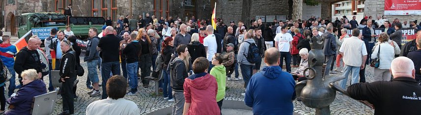 Bild: Rund 200 Menschen haben sich am Rathaus versammelt.